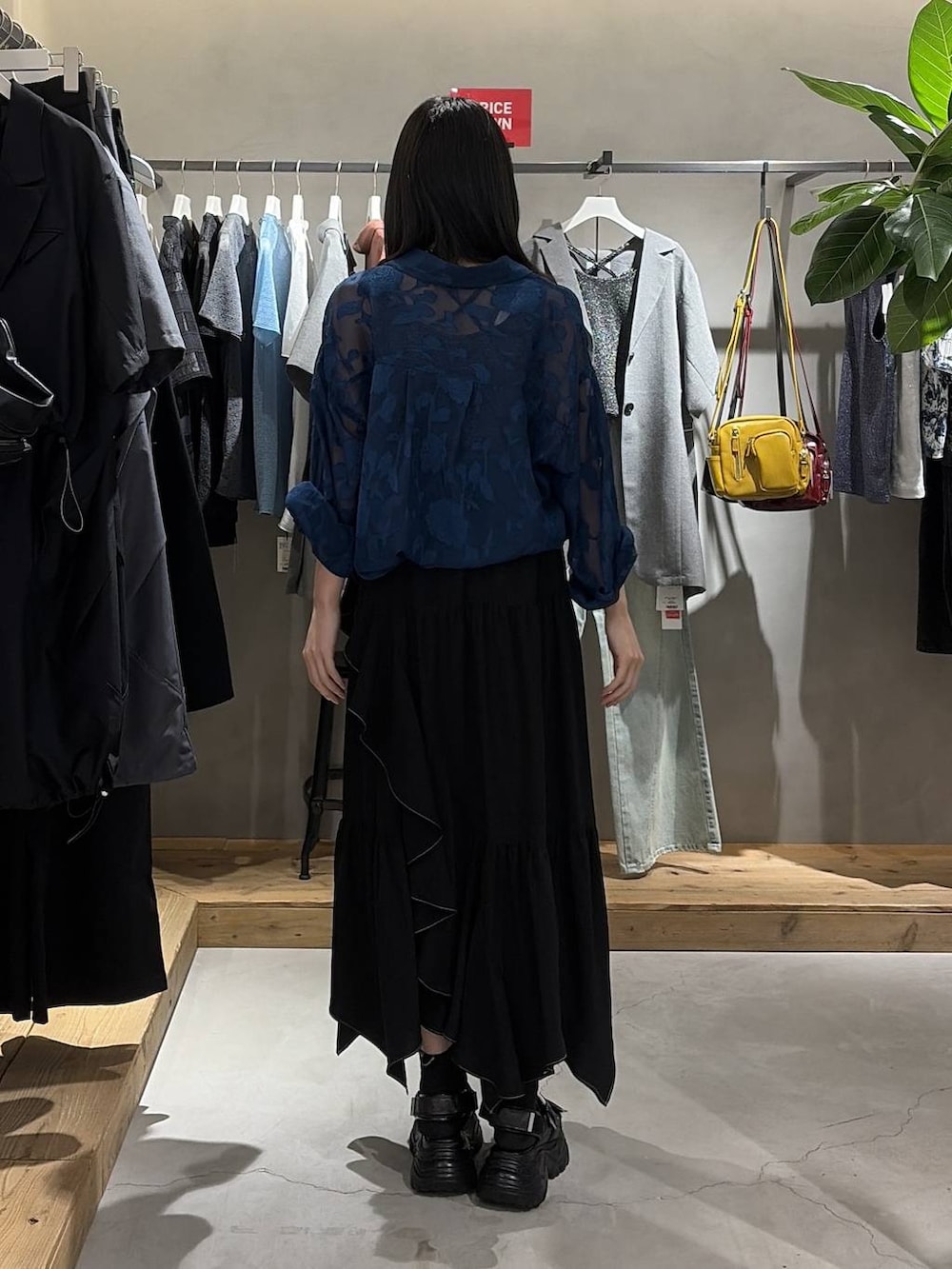 ブルー系のシャツ/ブラウス、ブラック系のスカート、ブラック系のサンダルを着用したレディースの夏コーディネートの3枚目の写真