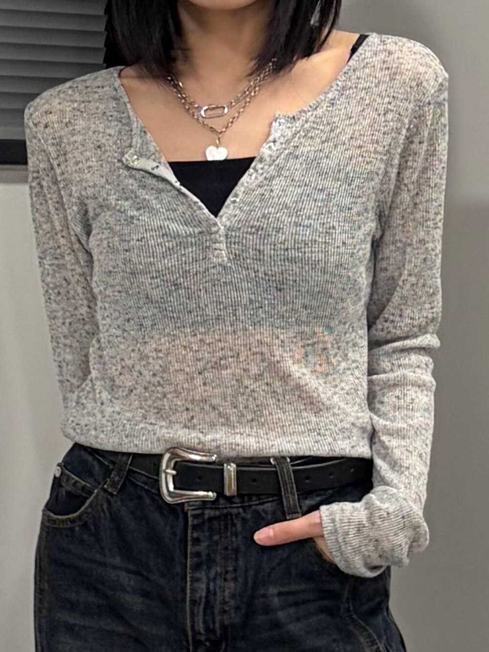 ブラック系のブーツ、ブルー系のデニムパンツ、グレー系のTシャツ/カットソーを着用したレディースの春コーディネートの4枚目の写真