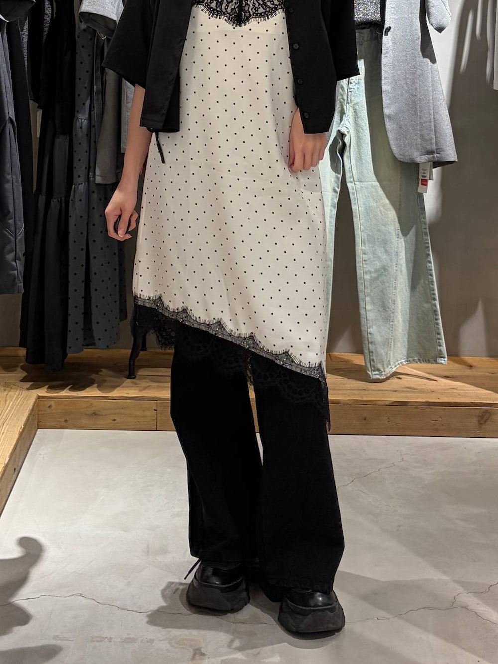 ホワイト系のチュニック、ブラック系のデニムパンツ、グレー系のTシャツ/カットソーを着用したレディースの夏コーディネートの5枚目の写真