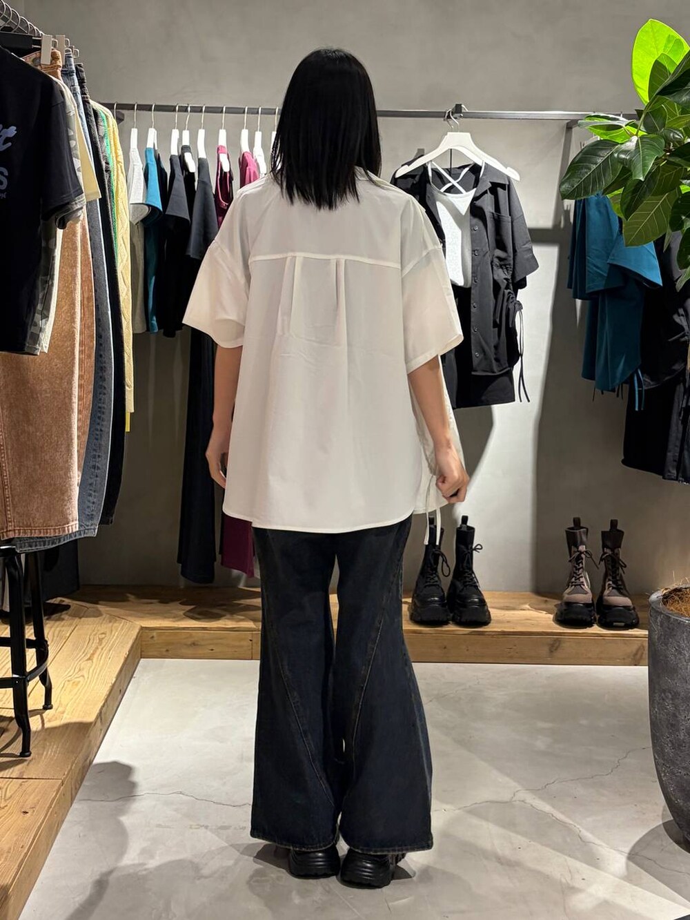 ブルー系のデニムパンツ、ブラック系のサンダル、ホワイト系のシャツ/ブラウスを着用したレディースの春コーディネートの3枚目の写真