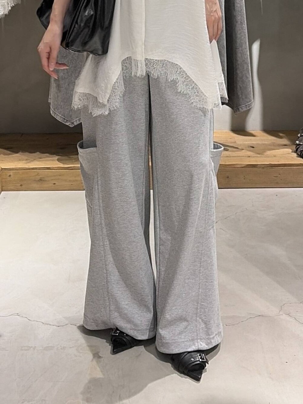 ブルー系のTシャツ/カットソー、ブラック系のサンダル、ホワイト系のキャミソールを着用したレディースの夏コーディネートの5枚目の写真