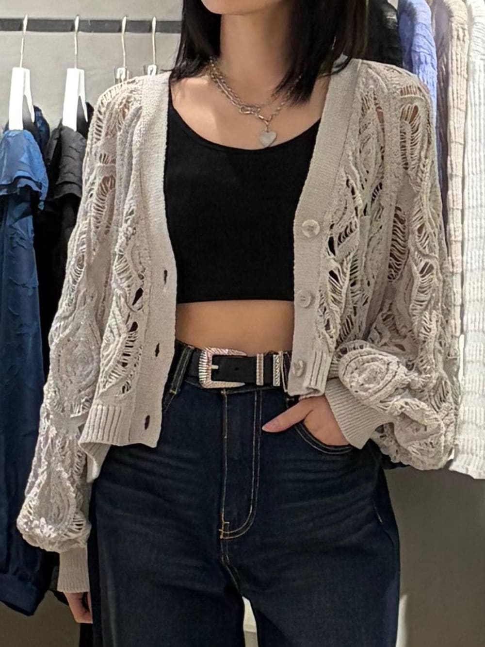 ブラック系のブーツ、ブラック系のキャミソール、ベージュ系のカーディガン/ボレロを着用したレディースの春コーディネートの4枚目の写真