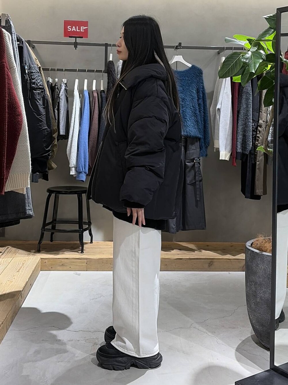 ブラック系のブルゾン、ブラック系のカーディガン/ボレロ、ブラック系のニット/セーターを着用したレディースの冬コーディネートの2枚目の写真