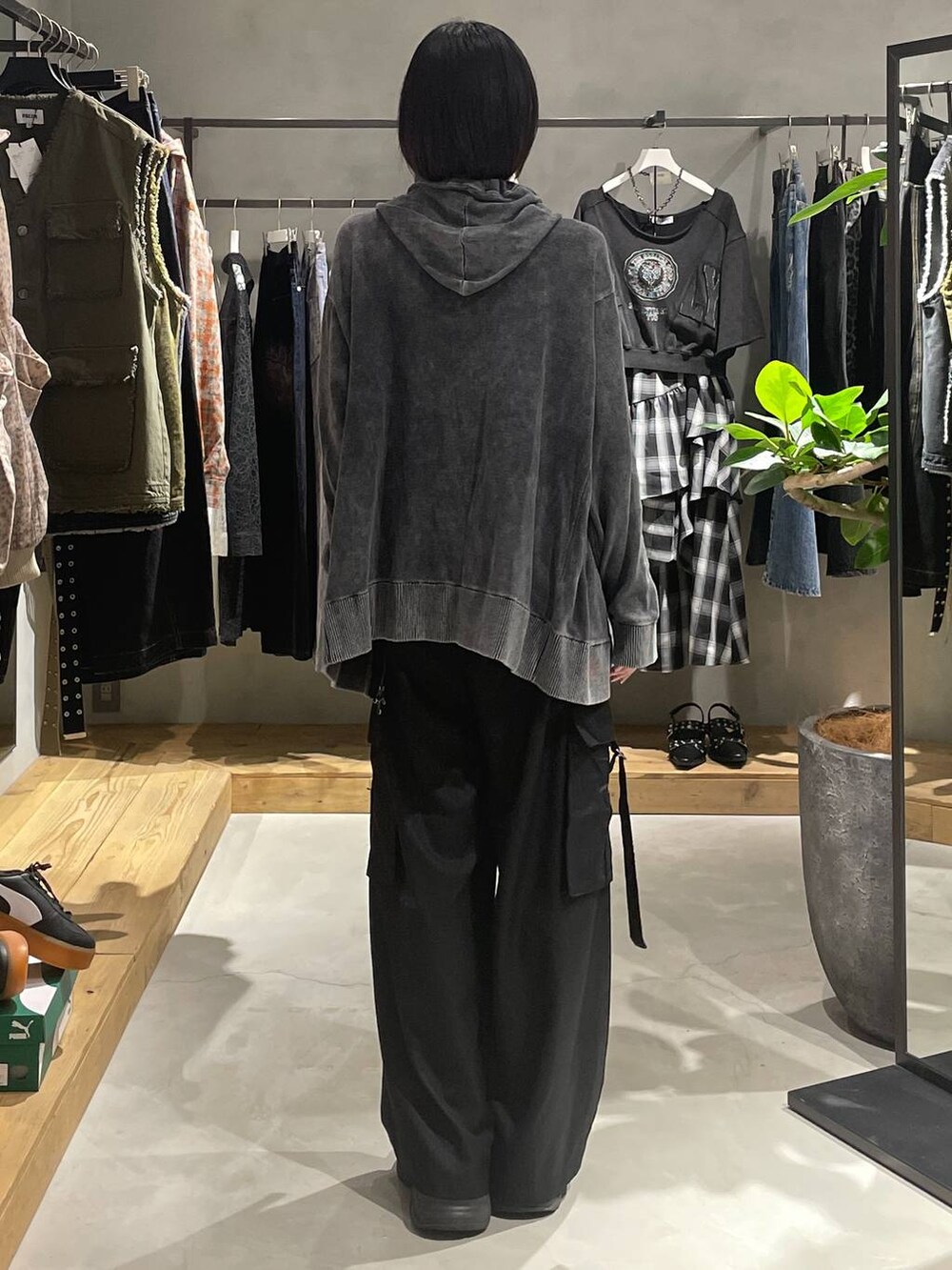 ブラック系のブーツ、ブラック系のキャミソール、グレー系のパーカーを着用したレディースの秋コーディネートの3枚目の写真