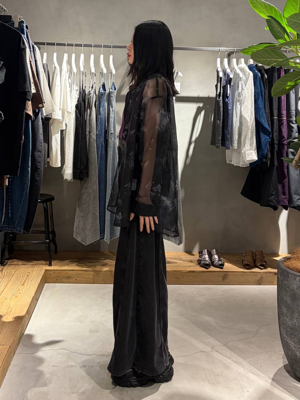 ブラック系のデニムパンツ、ブラック系のシャツ/ブラウス、パープル系のタンクトップを着用したレディースの夏コーディネートの2枚目の写真