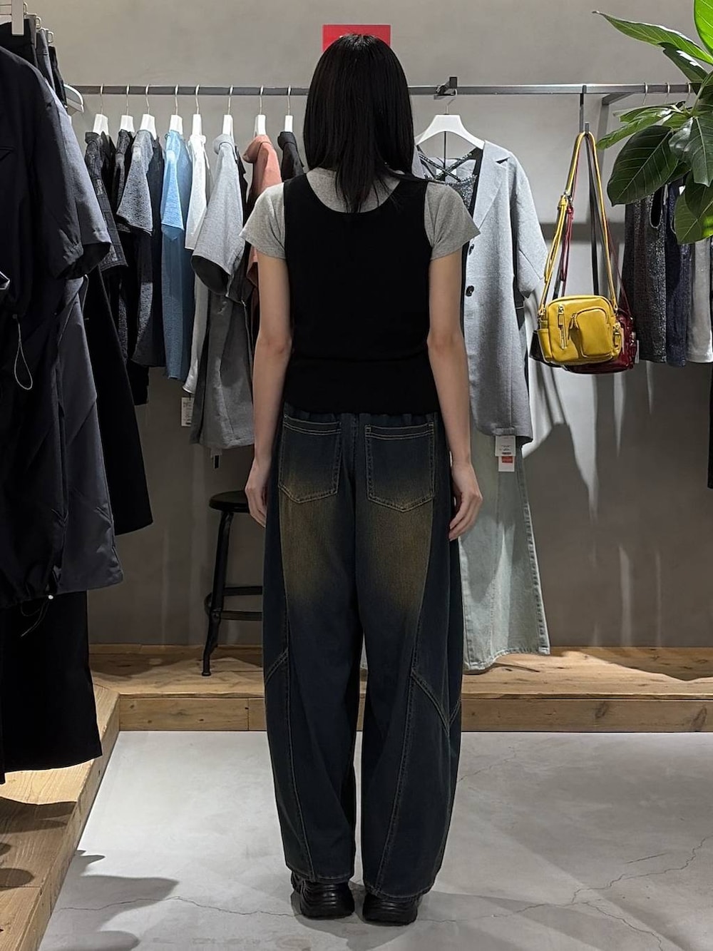 グリーン系のデニムパンツ、ブラック系のサンダル、ブラック系のタンクトップを着用したレディースの夏コーディネートの3枚目の写真