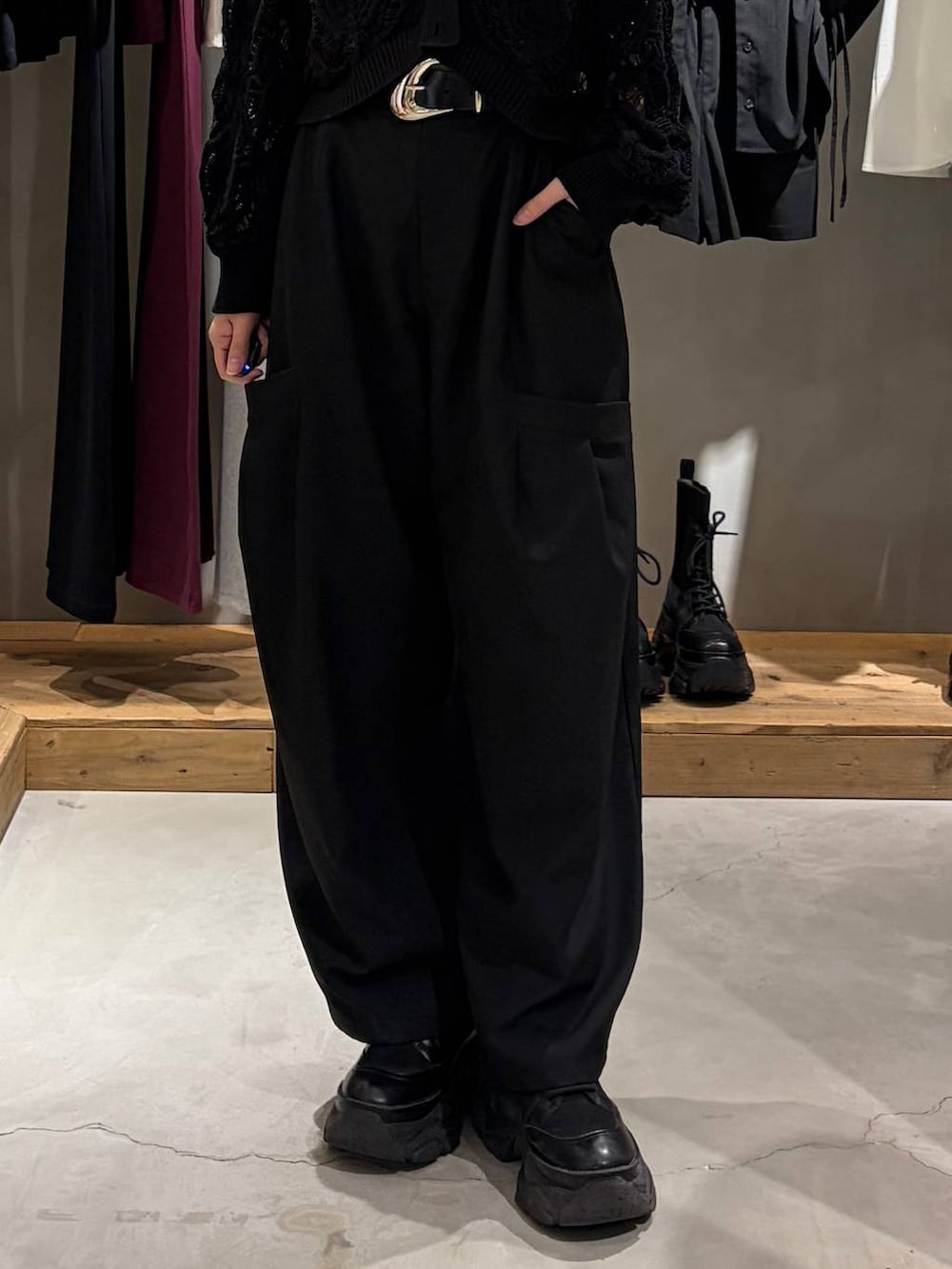 ブラック系のカーディガン/ボレロ、ブラック系のその他パンツ、ブラック系のベルトを着用したレディースの春コーディネートの5枚目の写真