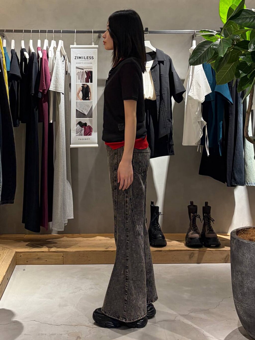 ブラック系のスニーカー、ブラック系のデニムパンツ、レッド系のTシャツ/カットソーを着用したレディースの夏コーディネートの2枚目の写真