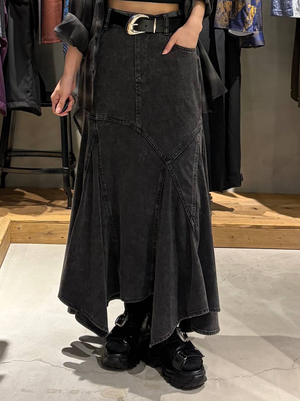 ブラック系のシャツ/ブラウス、ブラック系のキャミソール、ブラック系のデニムスカートを着用したレディースの夏コーディネートの5枚目の写真