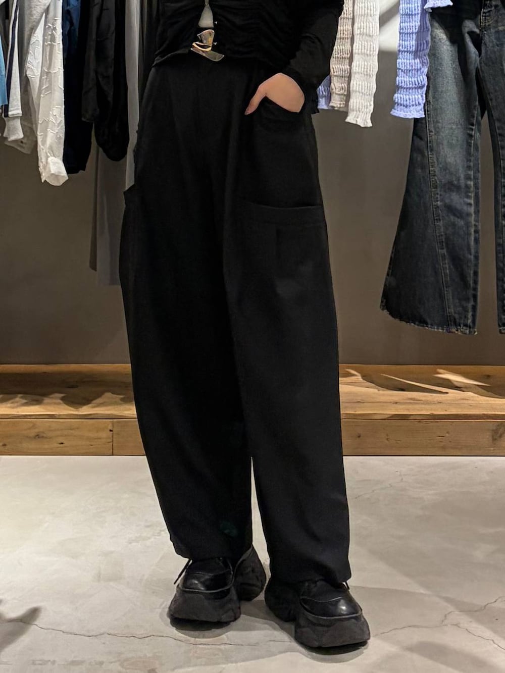 ブラック系のブーツ、ブラック系のTシャツ/カットソー、グレー系のタンクトップを着用したレディースの春コーディネートの5枚目の写真