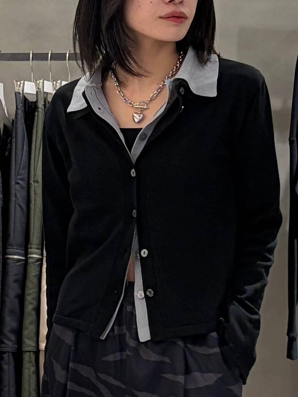 ブラック系のブーツ、その他のスラックス、グレー系のカーディガン/ボレロを着用したレディースの春コーディネートの4枚目の写真