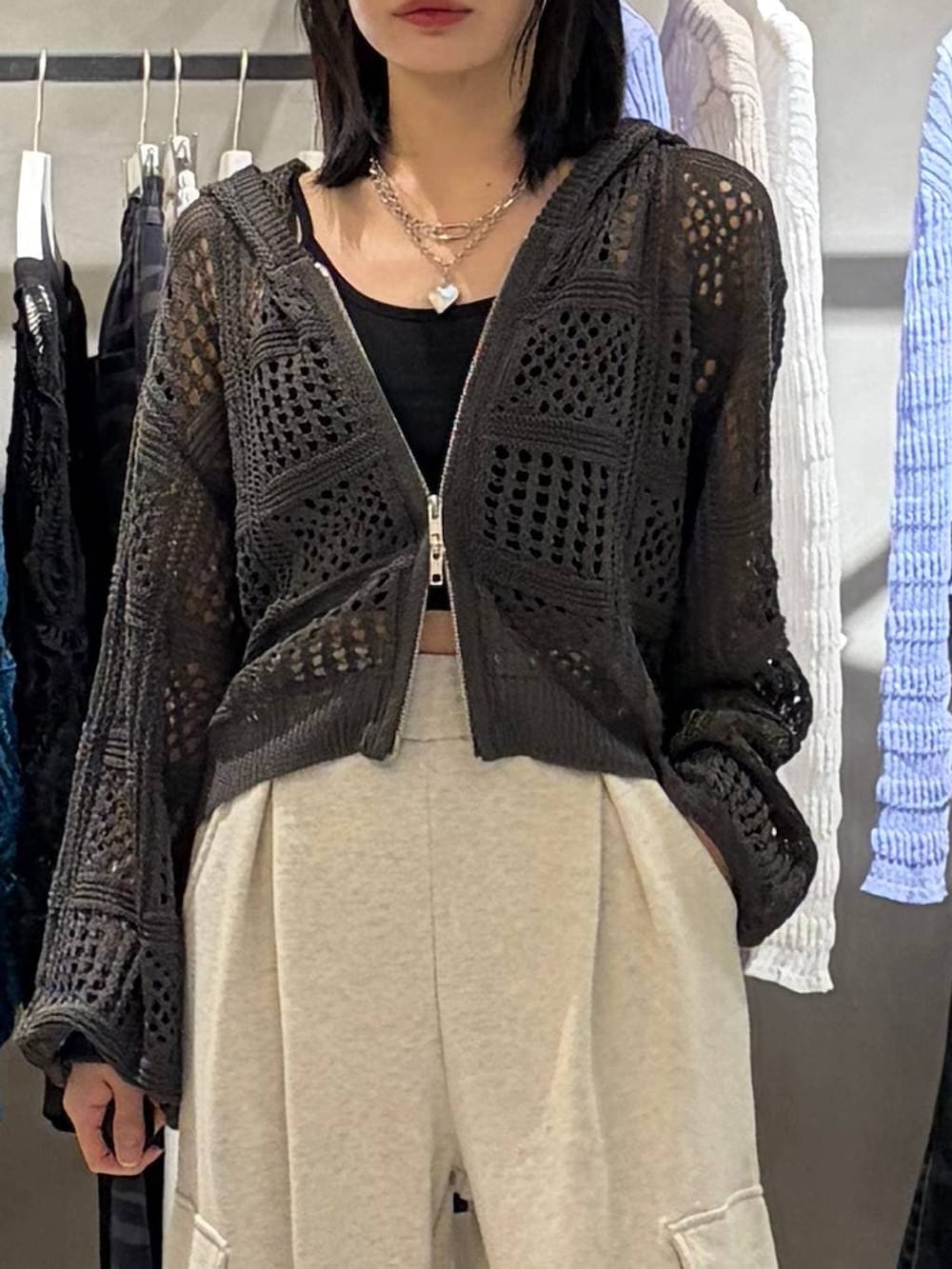 ブラック系のキャミソール、グレー系のパーカー、ベージュ系のその他パンツを着用したレディースの春コーディネートの4枚目の写真