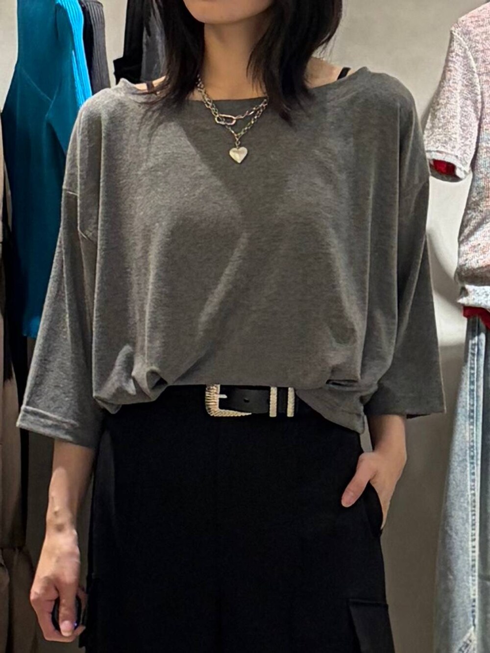 グレー系のTシャツ/カットソー、ブラック系のスラックス、ブラック系のベルトを着用したレディースの夏コーディネートの4枚目の写真