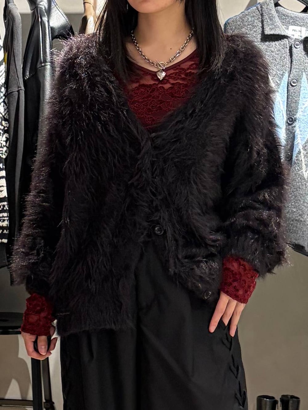ブラック系のカーディガン/ボレロ、ブラック系のその他パンツ、レッド系のTシャツ/カットソーを着用したレディースの秋コーディネートの4枚目の写真
