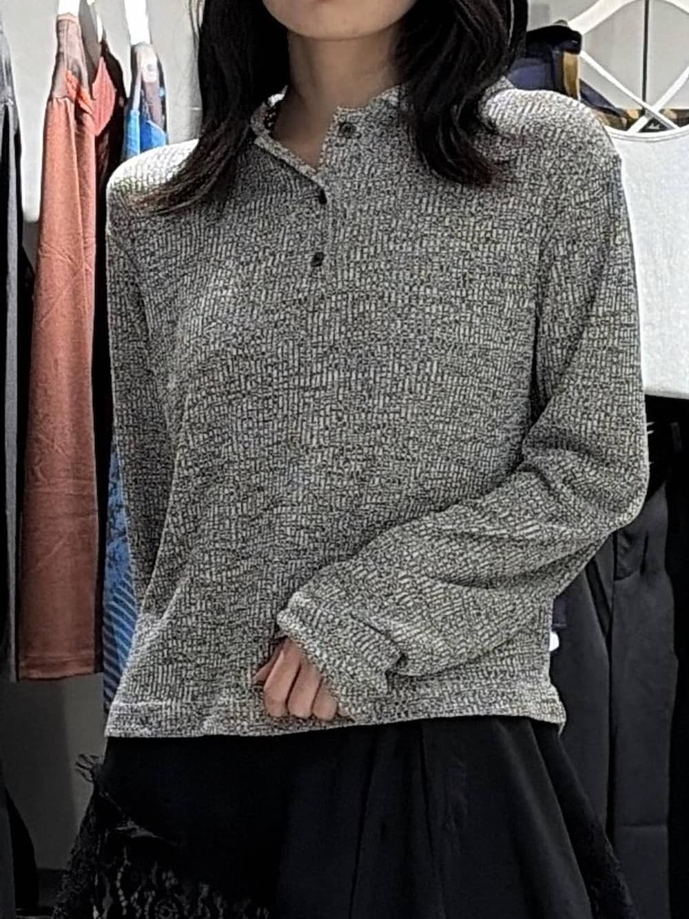 グレー系のスウェットパンツ、グレー系のニット/セーター、ブラック系のサンダルを着用したレディースの夏コーディネートの4枚目の写真