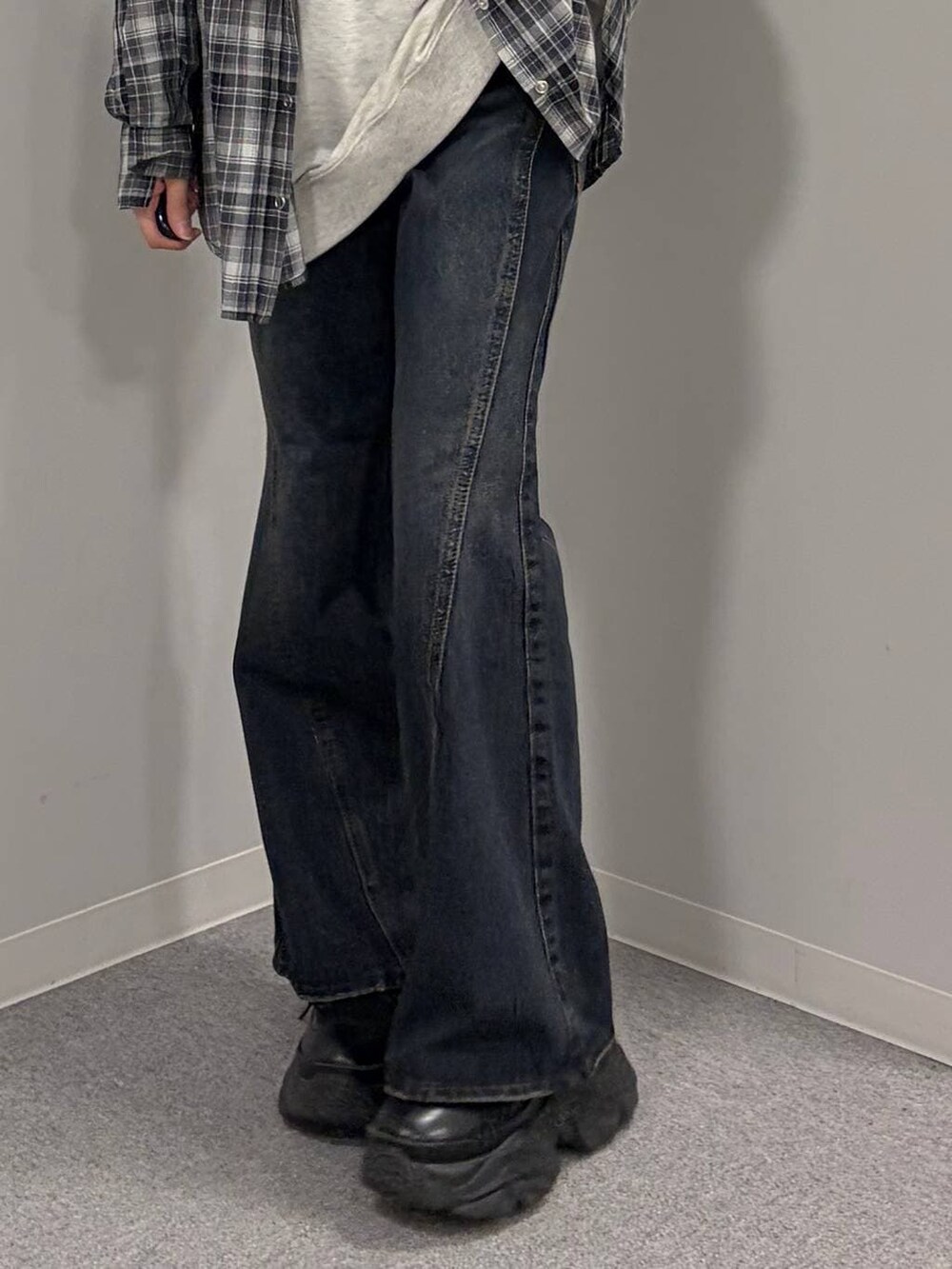 ブラック系のブーツ、ブルー系のデニムパンツ、ベージュ系のTシャツ/カットソーを着用したレディースの春コーディネートの5枚目の写真