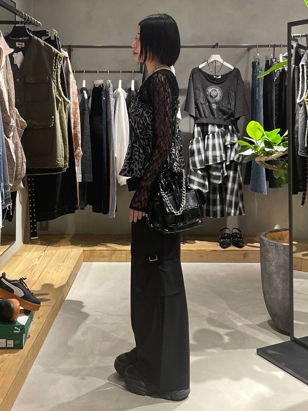 ブラック系のブーツ、その他のキャミソール、ブラック系のショルダーバッグを着用したレディースの秋コーディネートの2枚目の写真