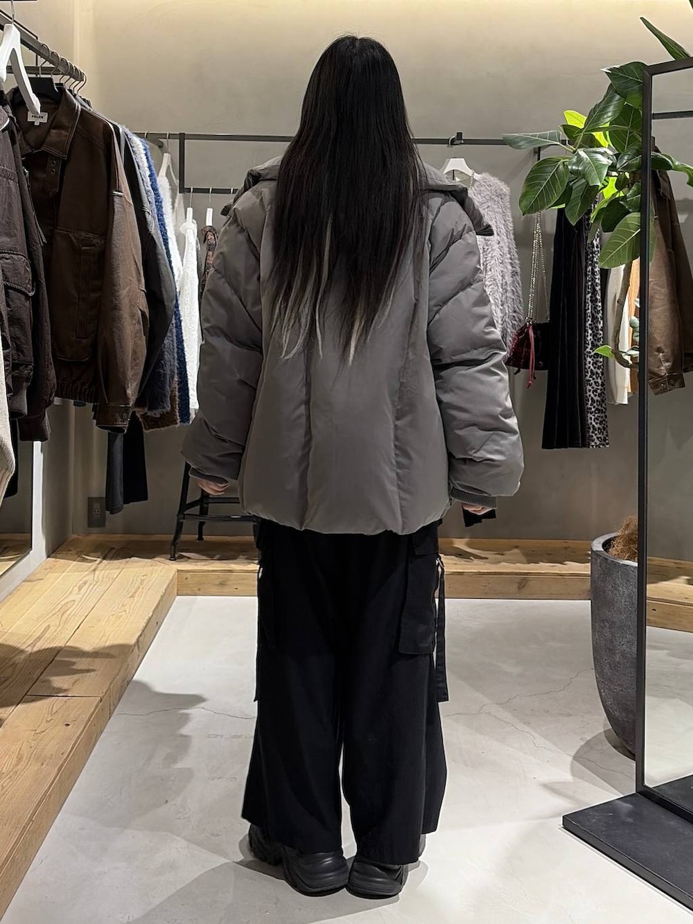 ブラック系のブーツ、グレー系のブルゾン、ブラック系のスラックスを着用したレディースの冬コーディネートの3枚目の写真