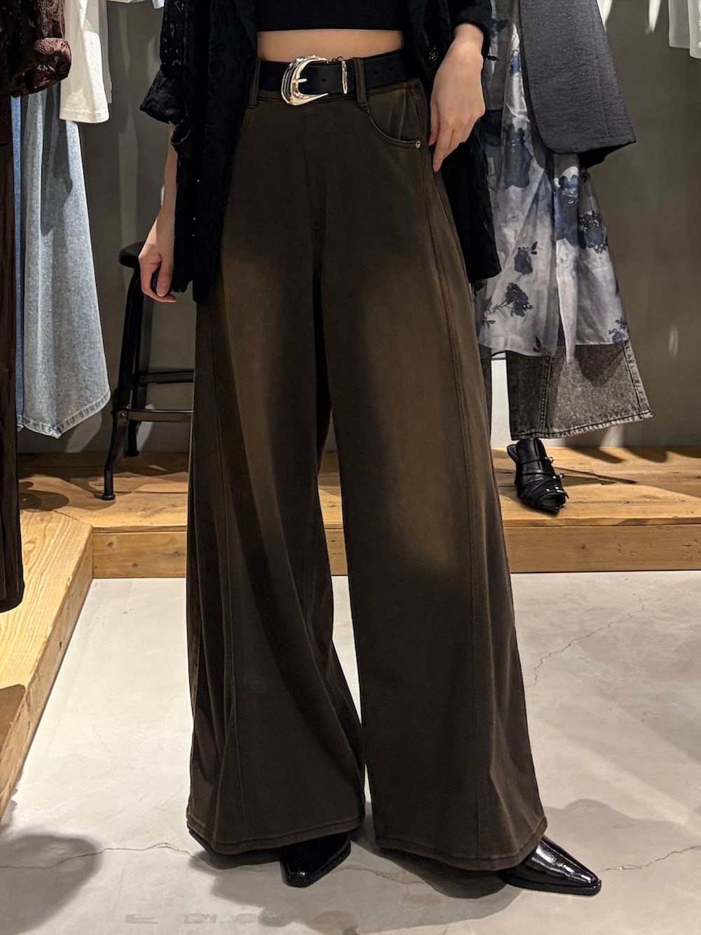 ブラウン系のデニムパンツ、ブラック系のテーラードジャケット、ブラック系のキャミソールを着用したレディースの夏コーディネートの5枚目の写真
