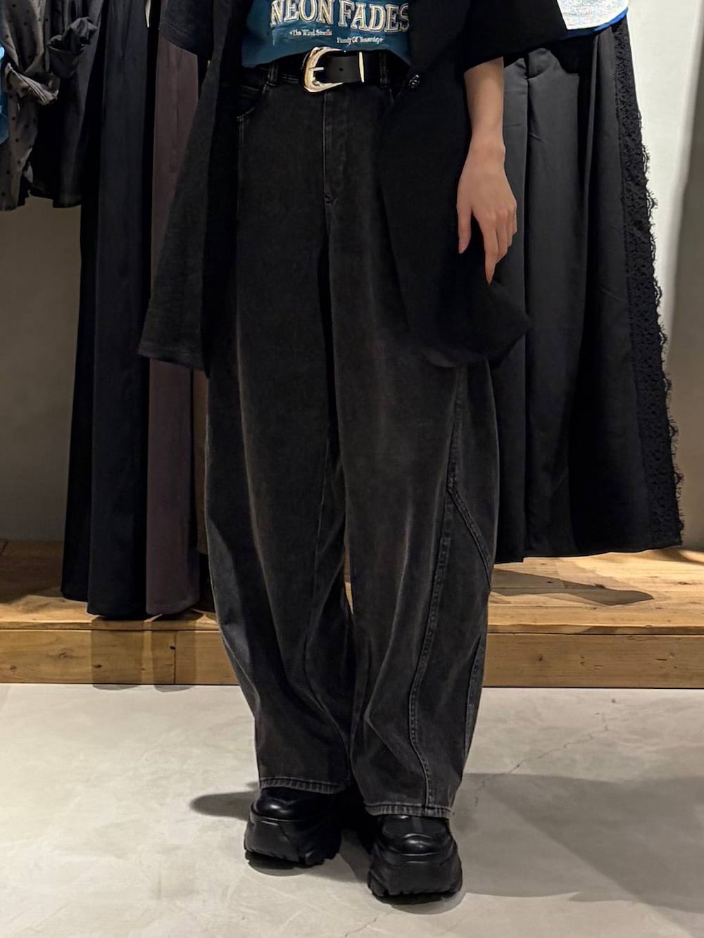 ブラック系のスニーカー、ブラック系のデニムパンツ、ブルー系のTシャツ/カットソーを着用したレディースの夏コーディネートの5枚目の写真