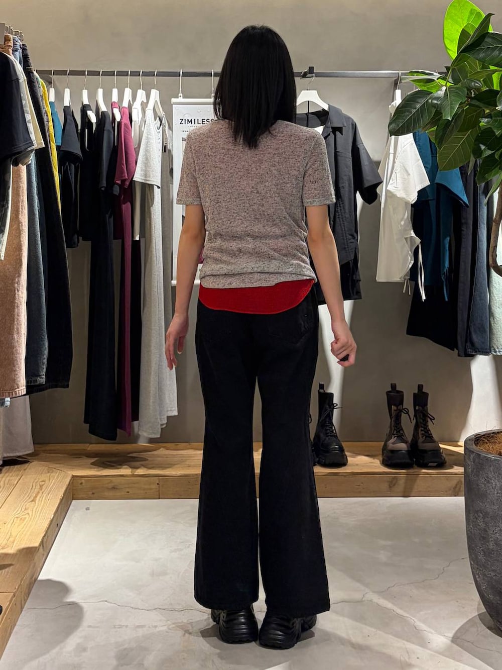 ブラック系のスニーカー、ブラック系のデニムパンツ、グレー系のTシャツ/カットソーを着用したレディースの春コーディネートの3枚目の写真