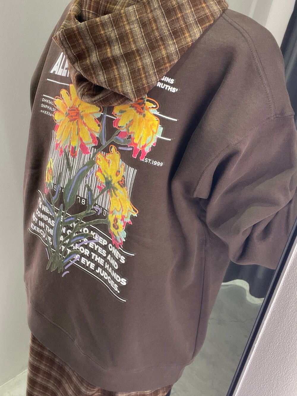 ブラウン系のスウェット、ブラウン系のシャツ/ブラウス、ブラック系のパンツを着用したレディースの冬コーディネートの2枚目の写真