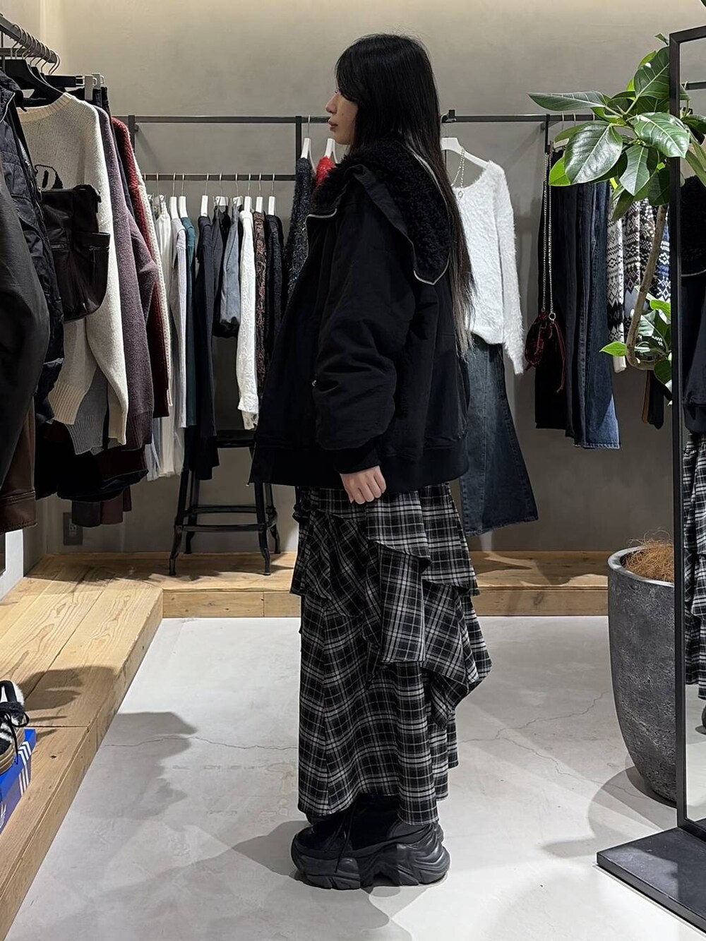 ブラック系のブーツ、ブラック系のブルゾン、ベージュ系のスウェットを着用したレディースの冬コーディネートの2枚目の写真