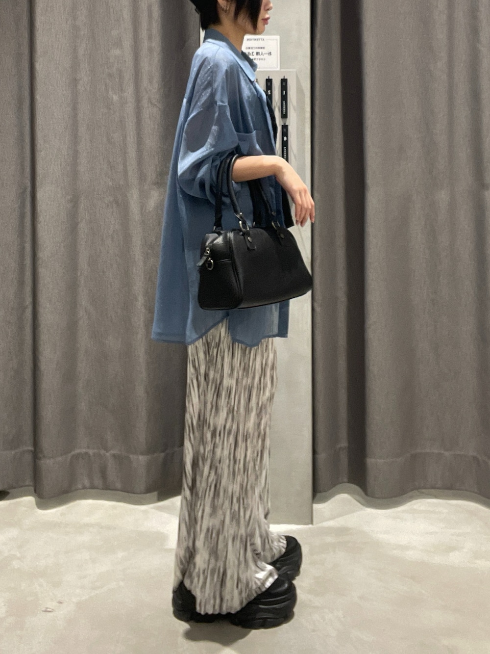 「PAGEBOYのソフトラメシアールーズシャツ（シャツ/ブラウス、ブルー系）」を使った、Ruuさん（骨格ナチュラル・レディース・158cm）の夏コーディネートの2枚目の写真