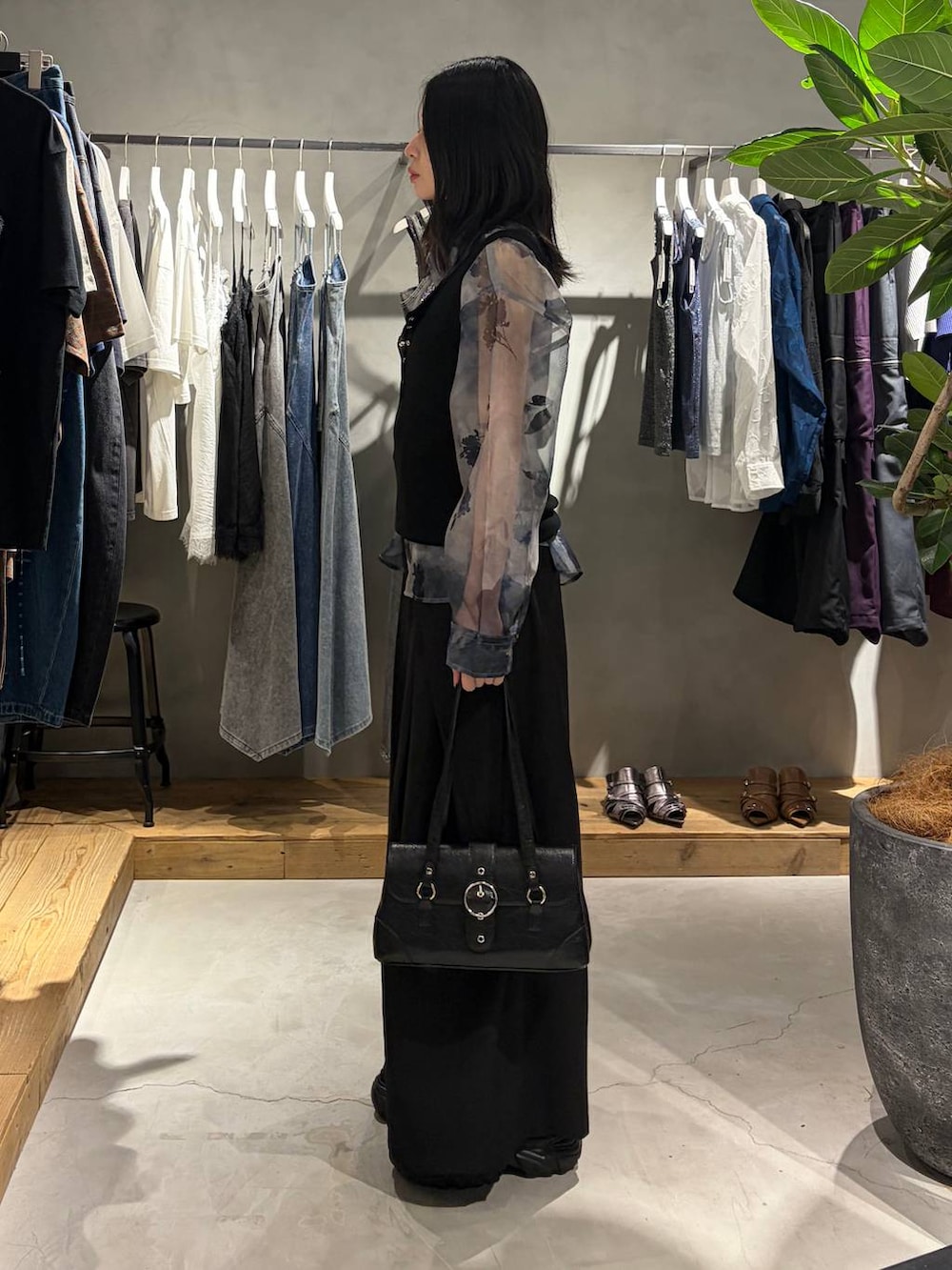 ブラック系のスラックス、グレー系のシャツ/ブラウス、ブラック系のサンダルを着用したレディースの夏コーディネートの2枚目の写真