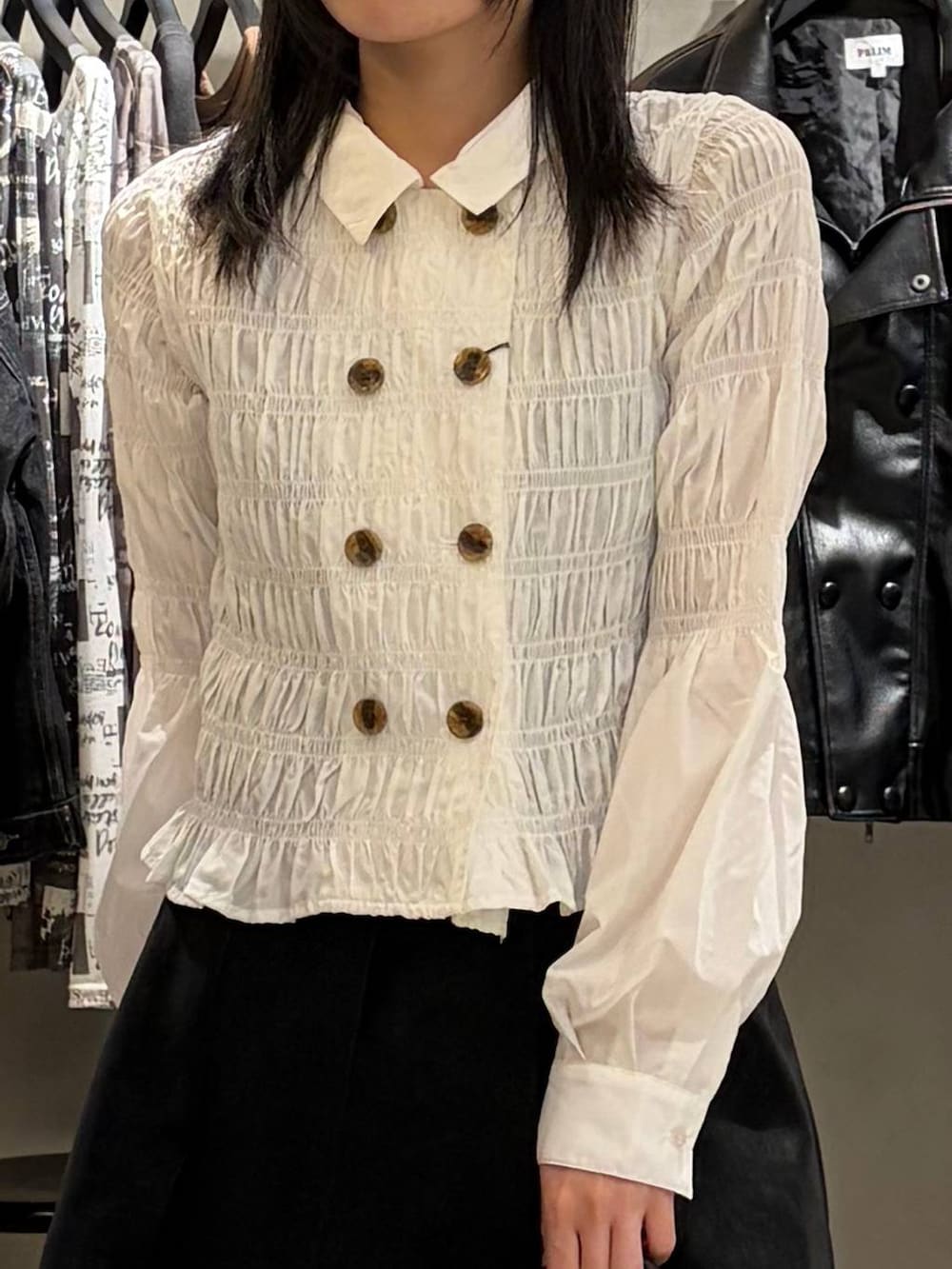 ブラック系のブーツ、ブラック系のその他パンツ、ホワイト系のTシャツ/カットソーを着用したレディースの秋コーディネートの4枚目の写真