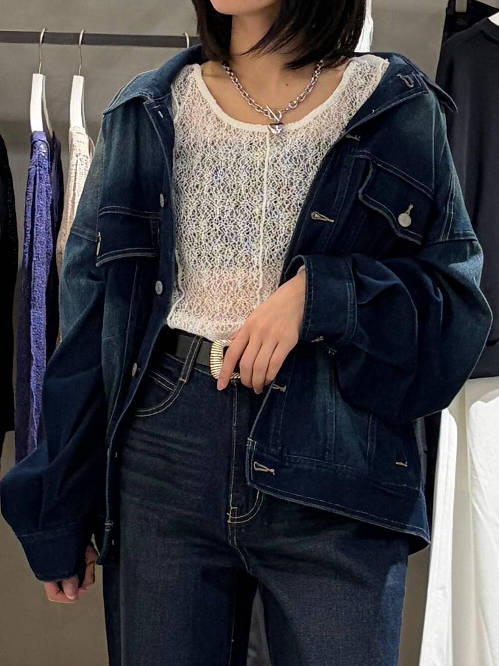 ブラック系のブーツ、ホワイト系のTシャツ/カットソー、ブルー系のスラックスを着用したレディースの春コーディネートの4枚目の写真