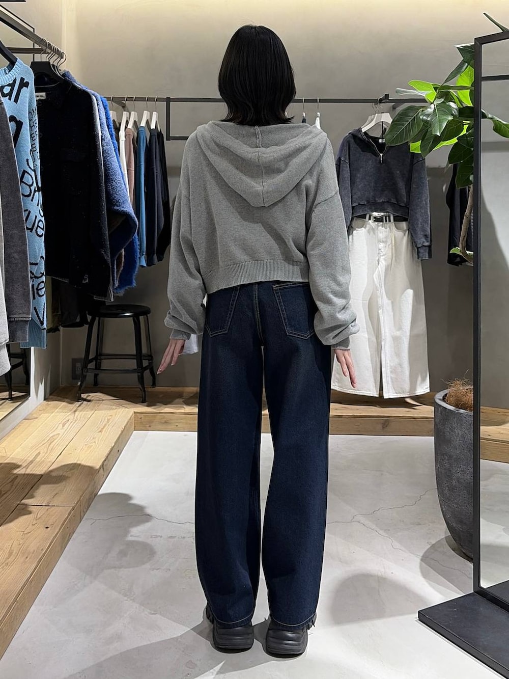 ブラック系のブーツ、ブルー系のスラックス、グレー系のパーカーを着用したレディースの冬コーディネートの3枚目の写真