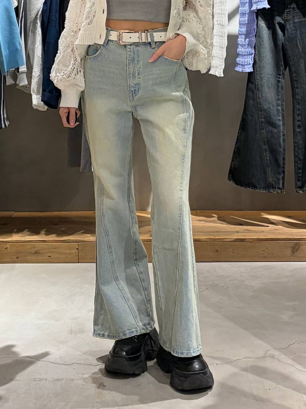 ブラック系のブーツ、グレー系のキャミソール、ホワイト系のカーディガン/ボレロを着用したレディースの春コーディネートの5枚目の写真