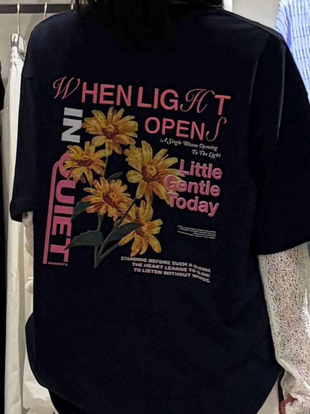 ブラック系のブーツ、ホワイト系のTシャツ/カットソー、ベージュ系のその他パンツを着用したレディースの春コーディネートの6枚目の写真