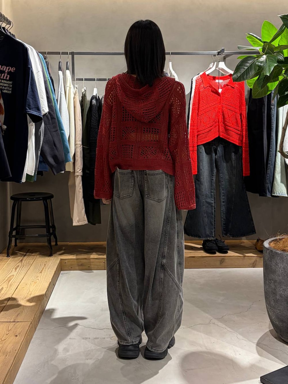 ブラック系のブーツ、ブラック系のキャミソール、ブラック系のデニムパンツを着用したレディースの春コーディネートの3枚目の写真