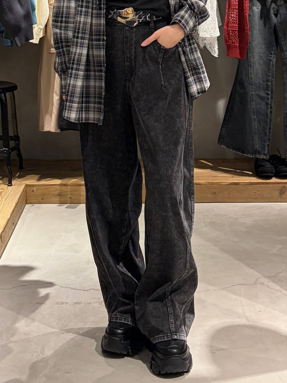 ブラック系のブーツ、ブラック系のデニムパンツ、ブラック系のTシャツ/カットソーを着用したレディースの春コーディネートの5枚目の写真