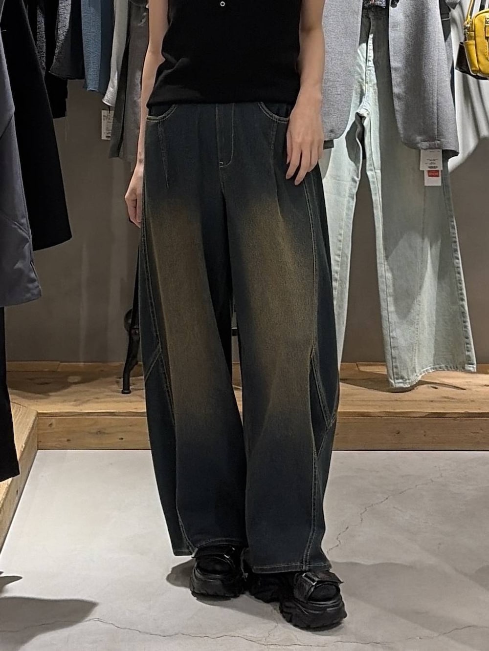グリーン系のデニムパンツ、ブラック系のサンダル、ブラック系のタンクトップを着用したレディースの夏コーディネートの5枚目の写真