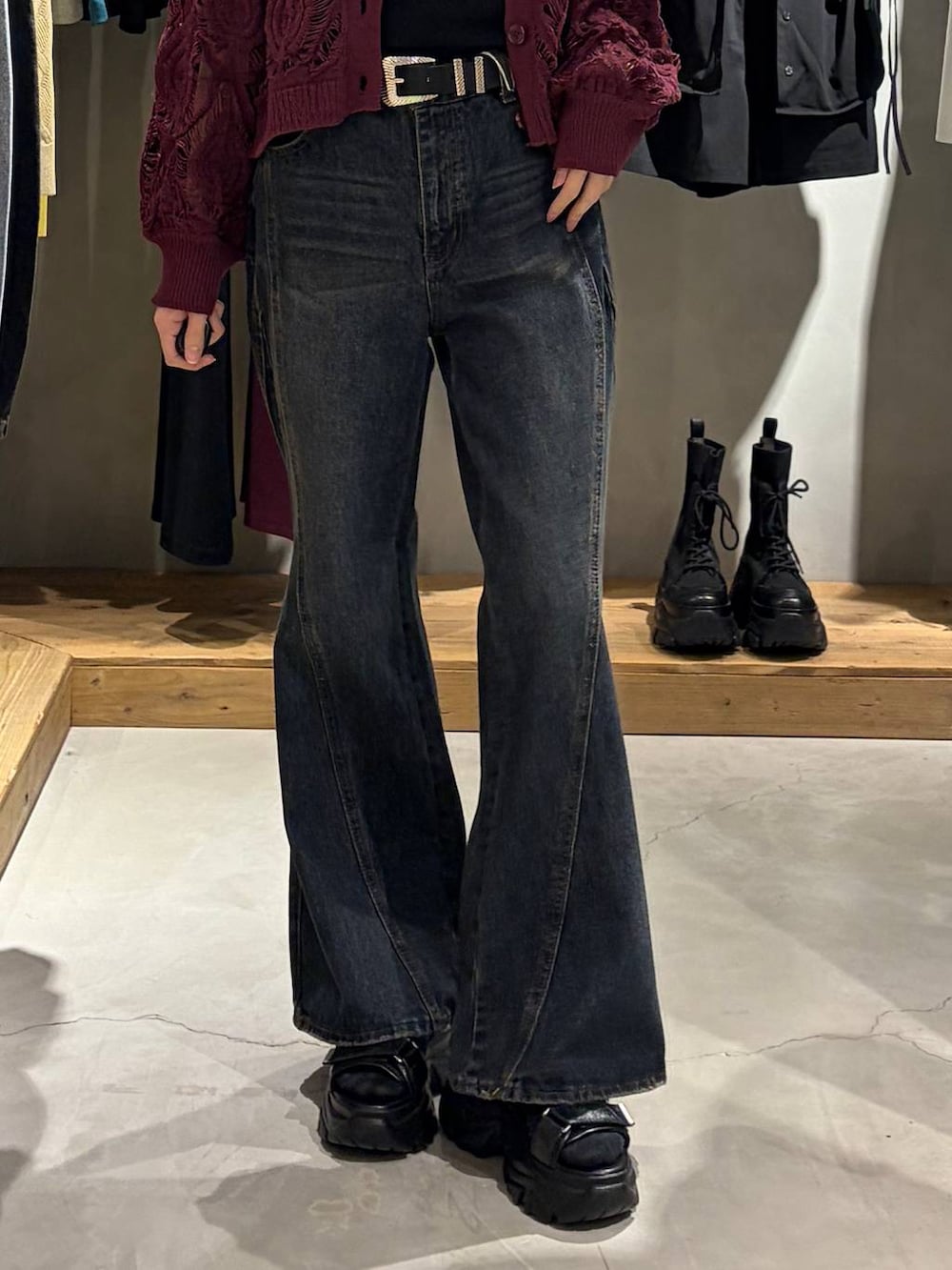 パープル系のカーディガン/ボレロ、ブルー系のデニムパンツ、ブラック系のTシャツ/カットソーを着用したレディースの春コーディネートの5枚目の写真