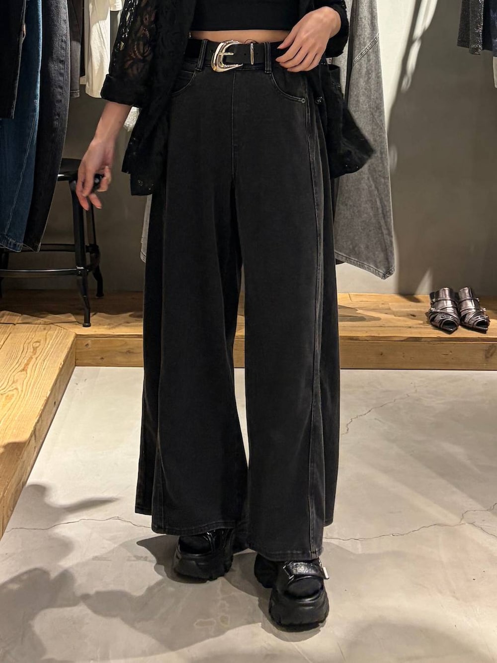 ブラック系のデニムパンツ、ブラック系のテーラードジャケット、ブラック系のキャミソールを着用したレディースの夏コーディネートの5枚目の写真