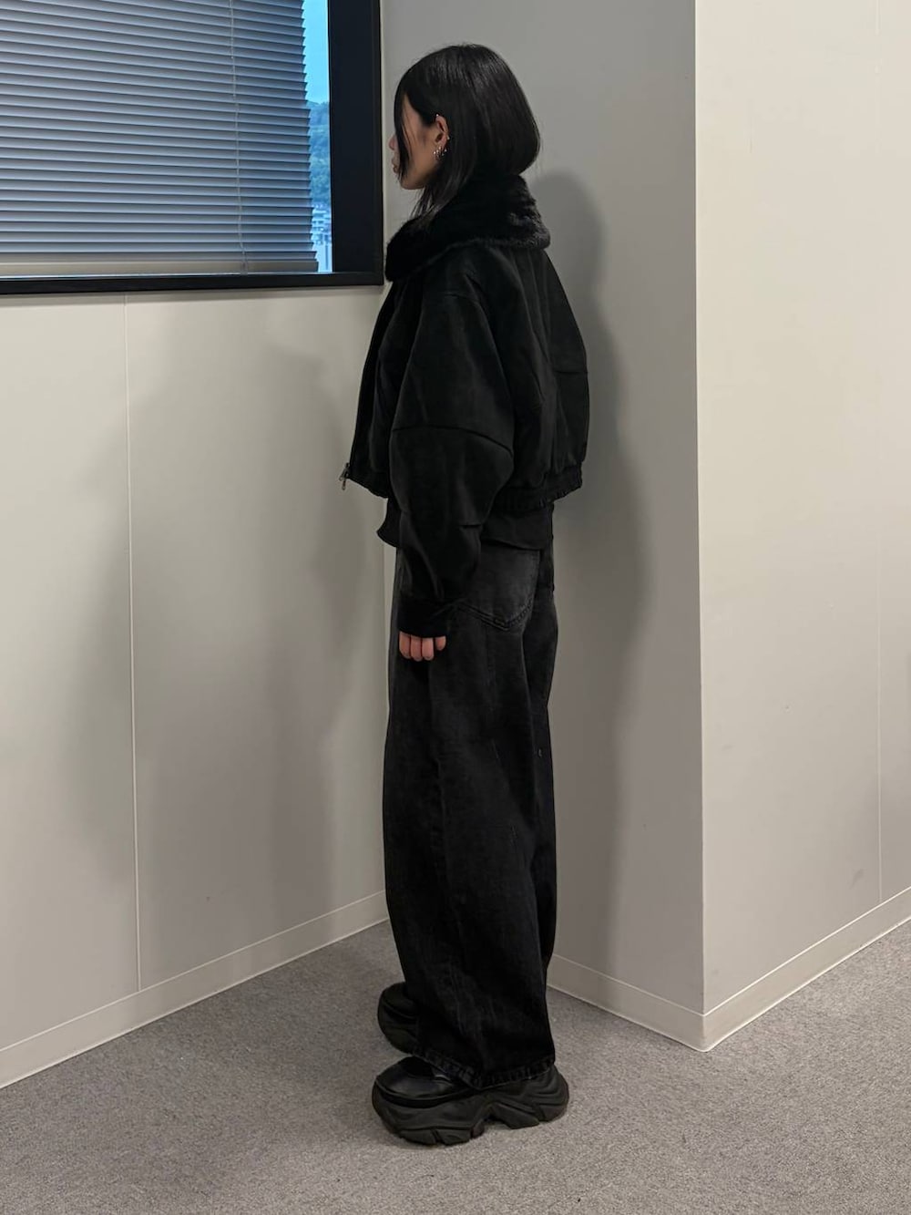 ブラック系のデニムパンツ、ブラック系のブルゾン、ブラック系のシャツ/ブラウスを着用したレディースの秋コーディネートの2枚目の写真