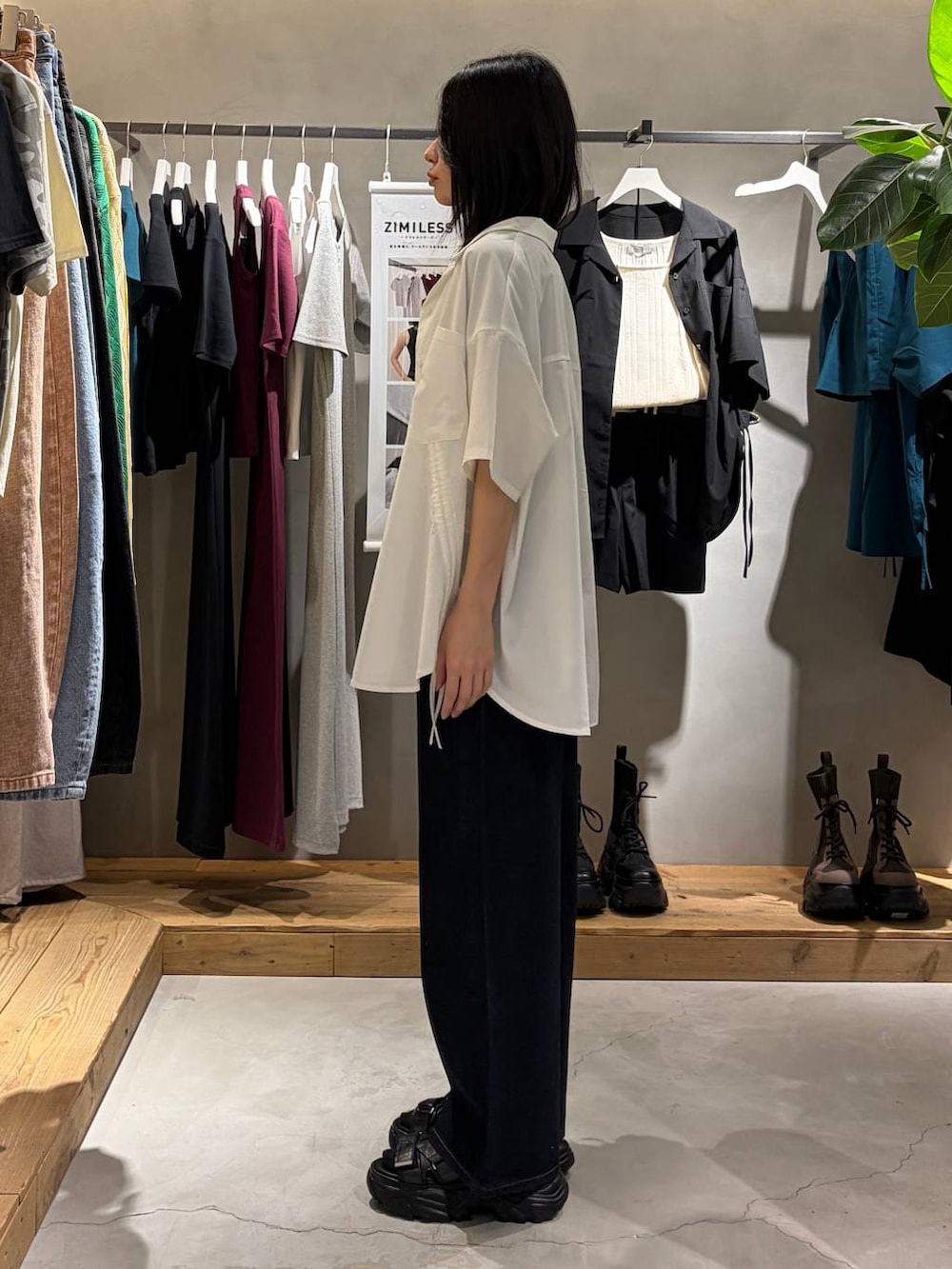 ブルー系のデニムパンツ、ブラック系のサンダル、ホワイト系のシャツ/ブラウスを着用したレディースの春コーディネートの2枚目の写真