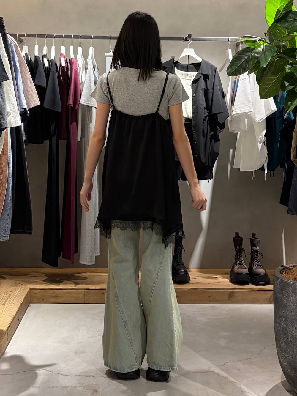 ブルー系のデニムパンツ、ブラック系のサンダル、グレー系のTシャツ/カットソーを着用したレディースの春コーディネートの3枚目の写真