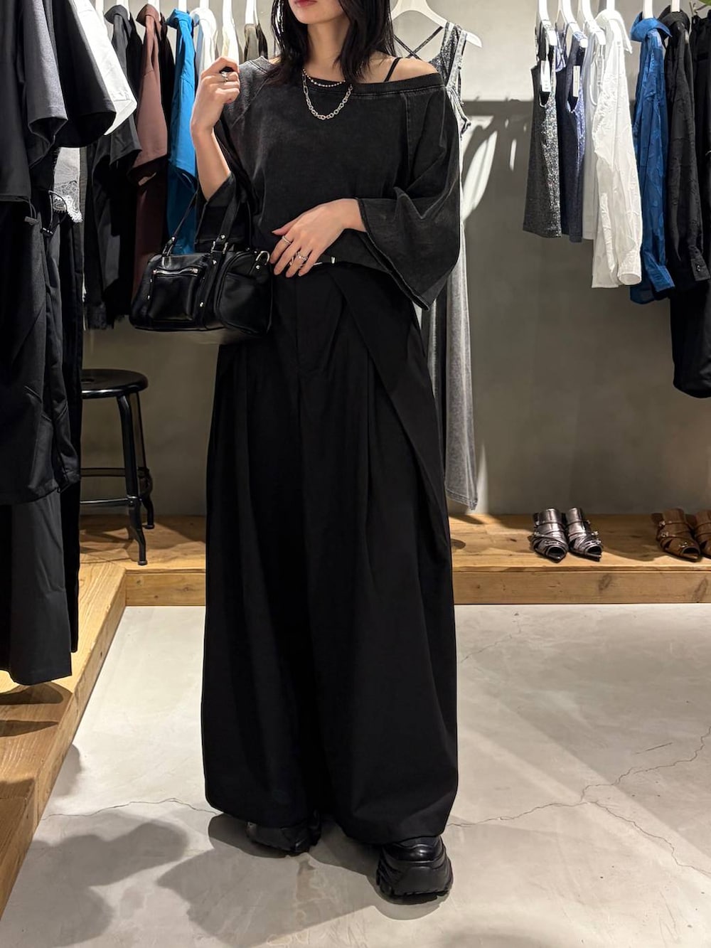 ブラック系のショルダーバッグ、ブラック系のTシャツ/カットソー、ブラック系のスニーカーを着用したレディースの夏コーディネートの6枚目の写真