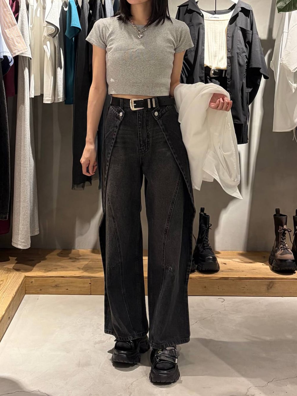 ブラック系のサンダル、ホワイト系のシャツ/ブラウス、グレー系のTシャツ/カットソーを着用したレディースの春コーディネートの6枚目の写真
