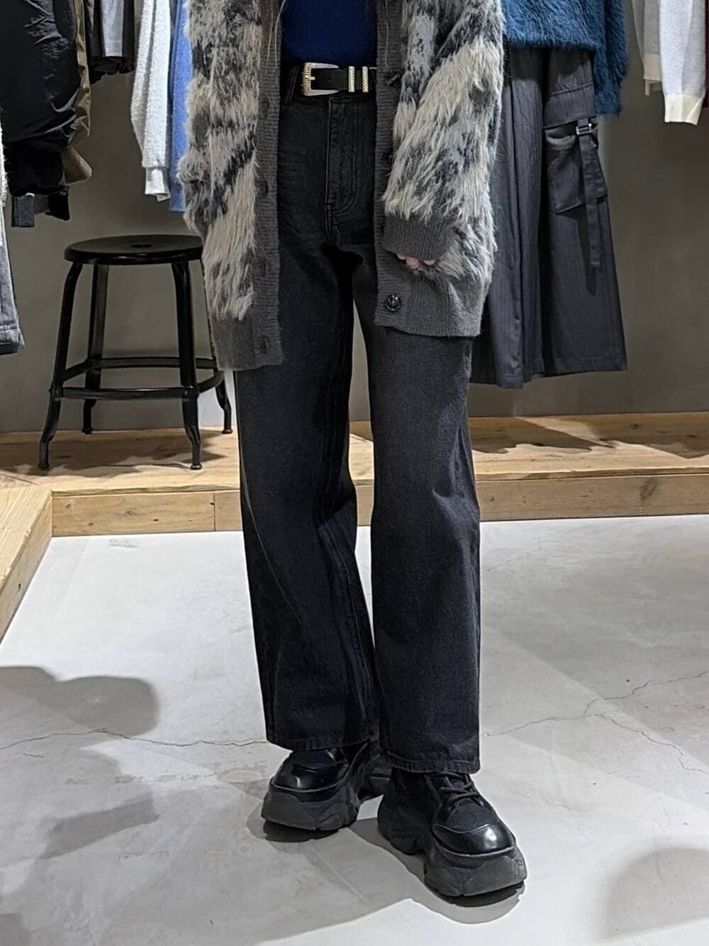 ブラック系のブーツ、グレー系のカーディガン/ボレロ、ブルー系のニット/セーターを着用したレディースの冬コーディネートの5枚目の写真