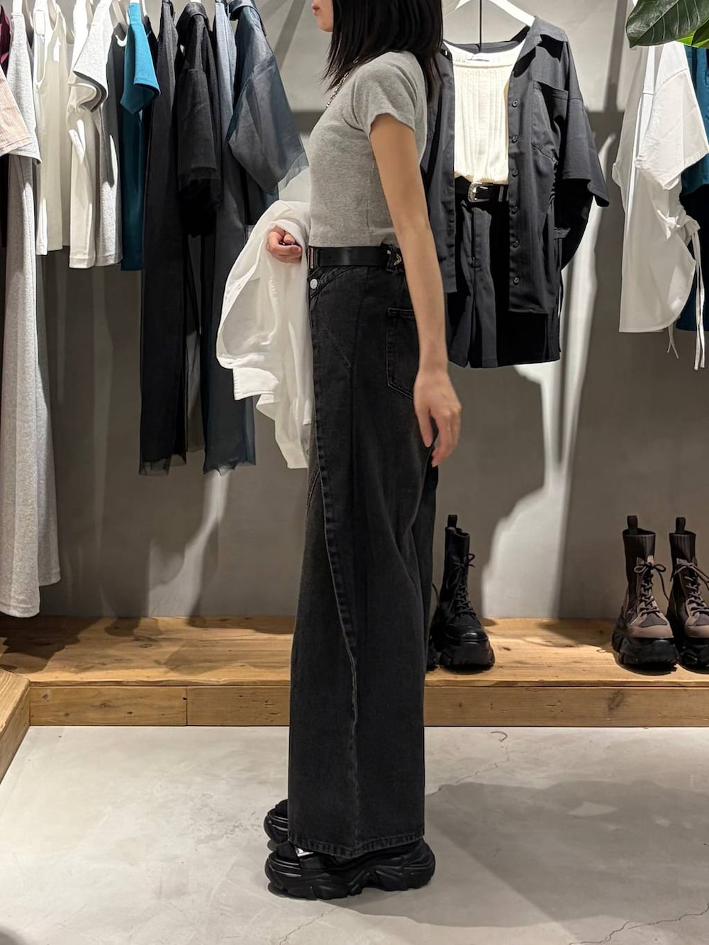 ブラック系のサンダル、ホワイト系のシャツ/ブラウス、グレー系のTシャツ/カットソーを着用したレディースの春コーディネートの7枚目の写真