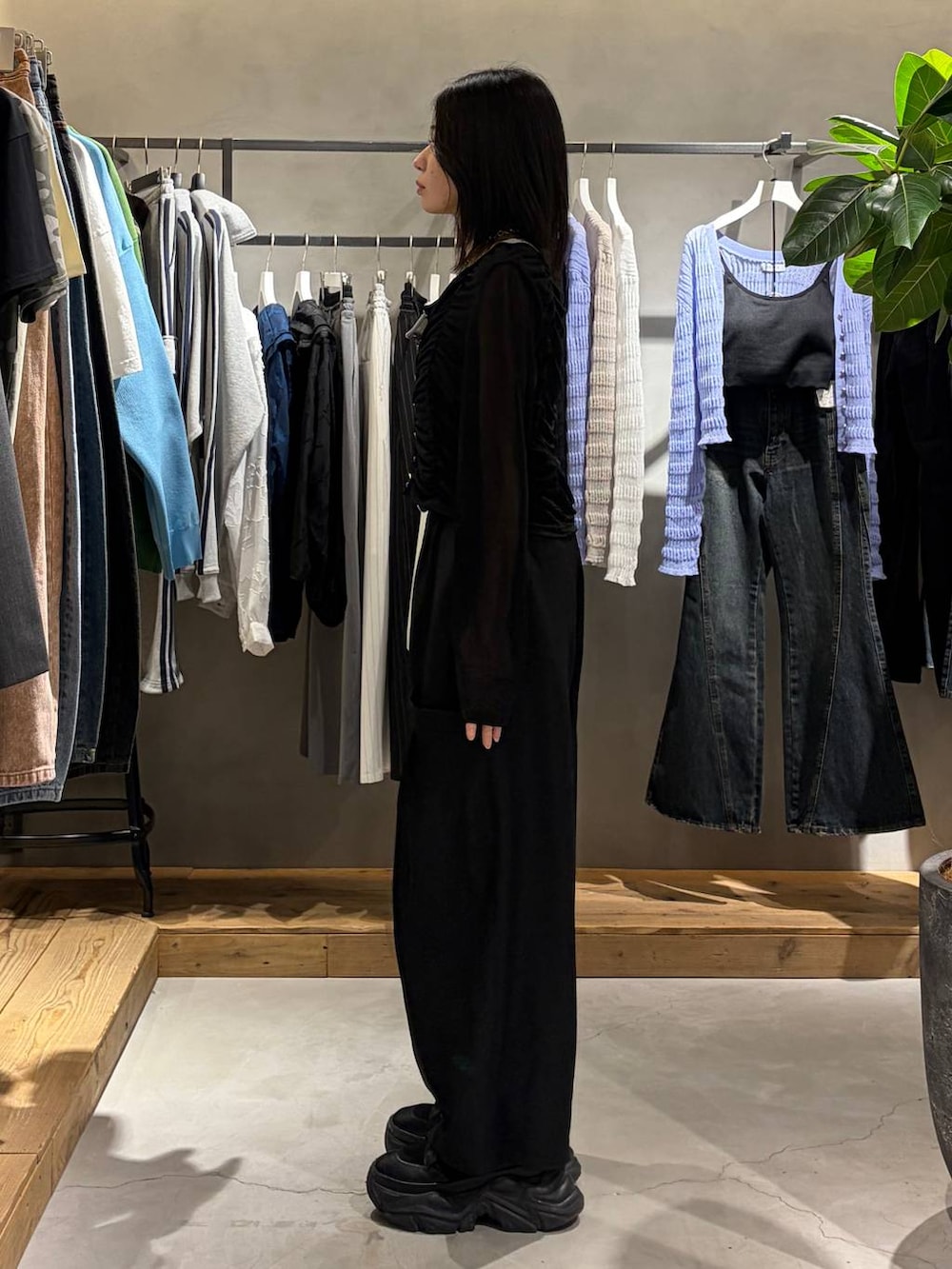 ブラック系のブーツ、ブラック系のTシャツ/カットソー、グレー系のタンクトップを着用したレディースの春コーディネートの2枚目の写真