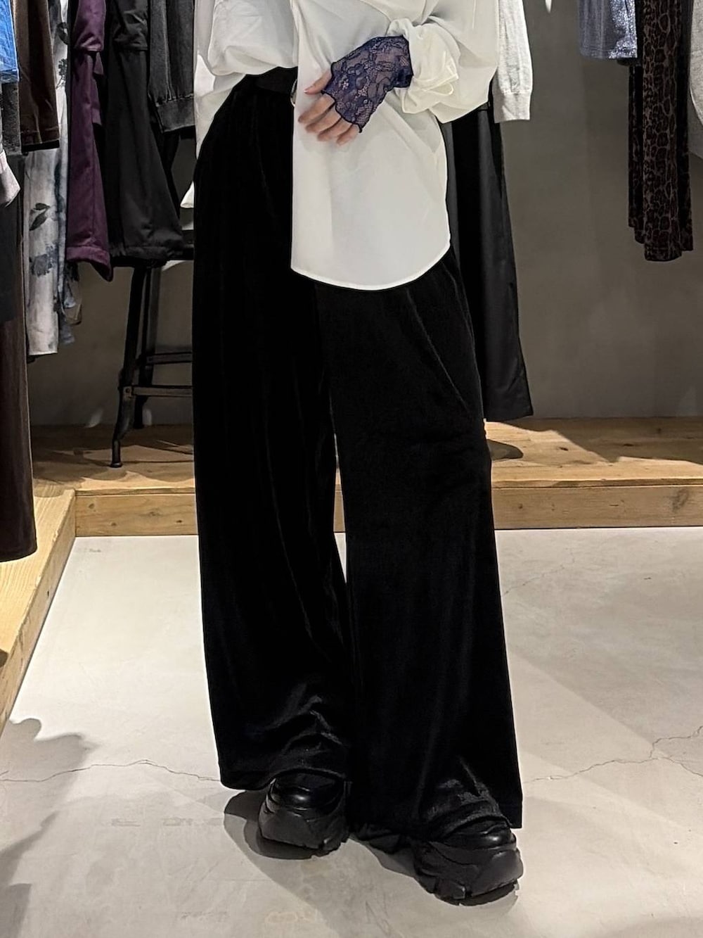 ブルー系のその他トップス、ブラック系のその他パンツ、ホワイト系のシャツ/ブラウスを着用したレディースの夏コーディネートの5枚目の写真