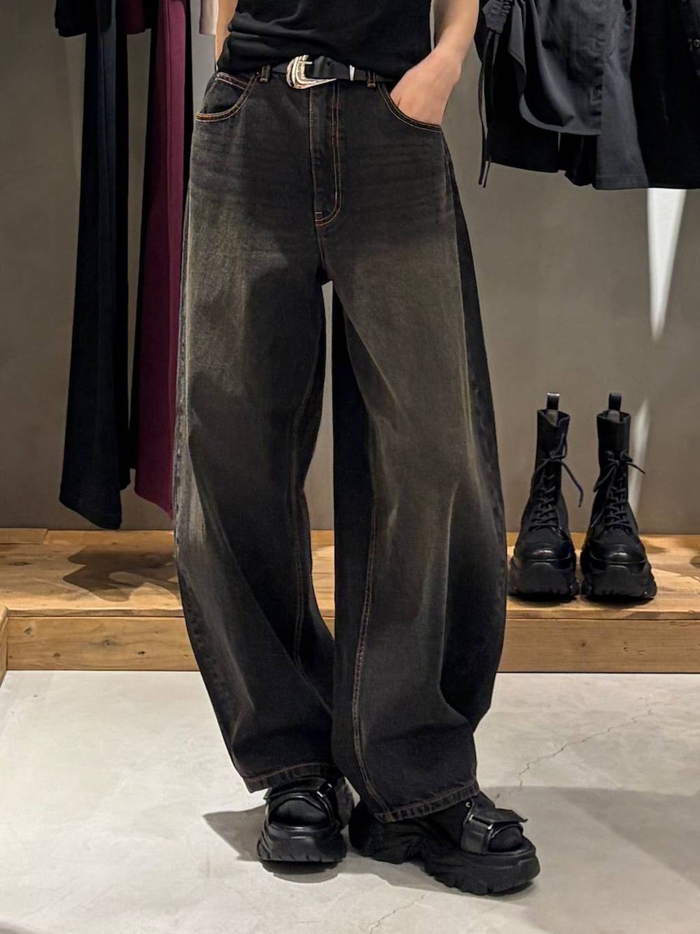 ブラック系のデニムパンツ、ブラック系のサンダル、ブラック系のTシャツ/カットソーを着用したレディースの夏コーディネートの5枚目の写真
