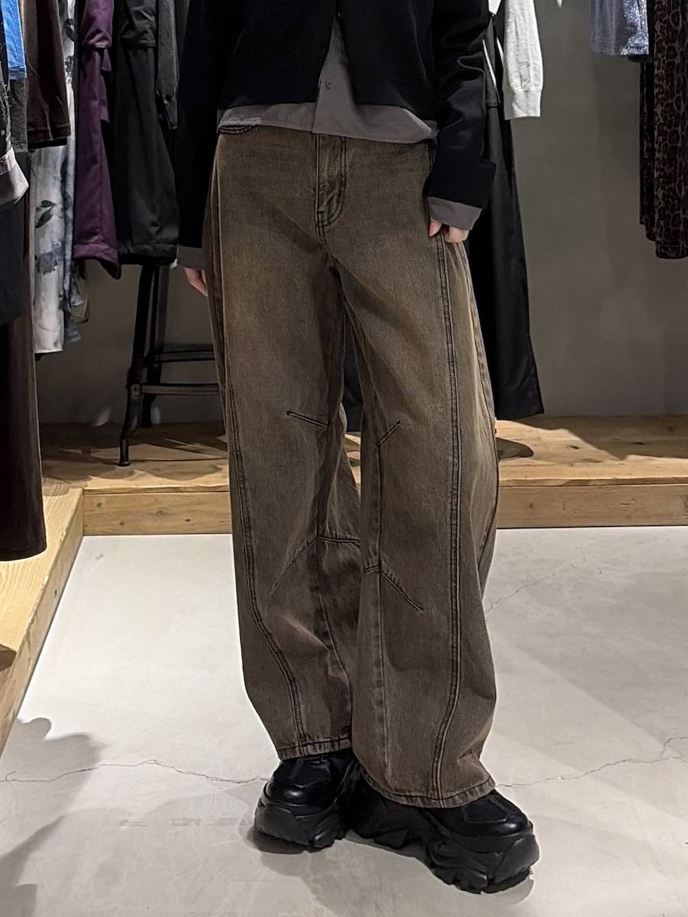 ブラウン系のデニムパンツ、ブラック系のスニーカー、ブラック系のカーディガン/ボレロを着用したレディースの秋コーディネートの5枚目の写真